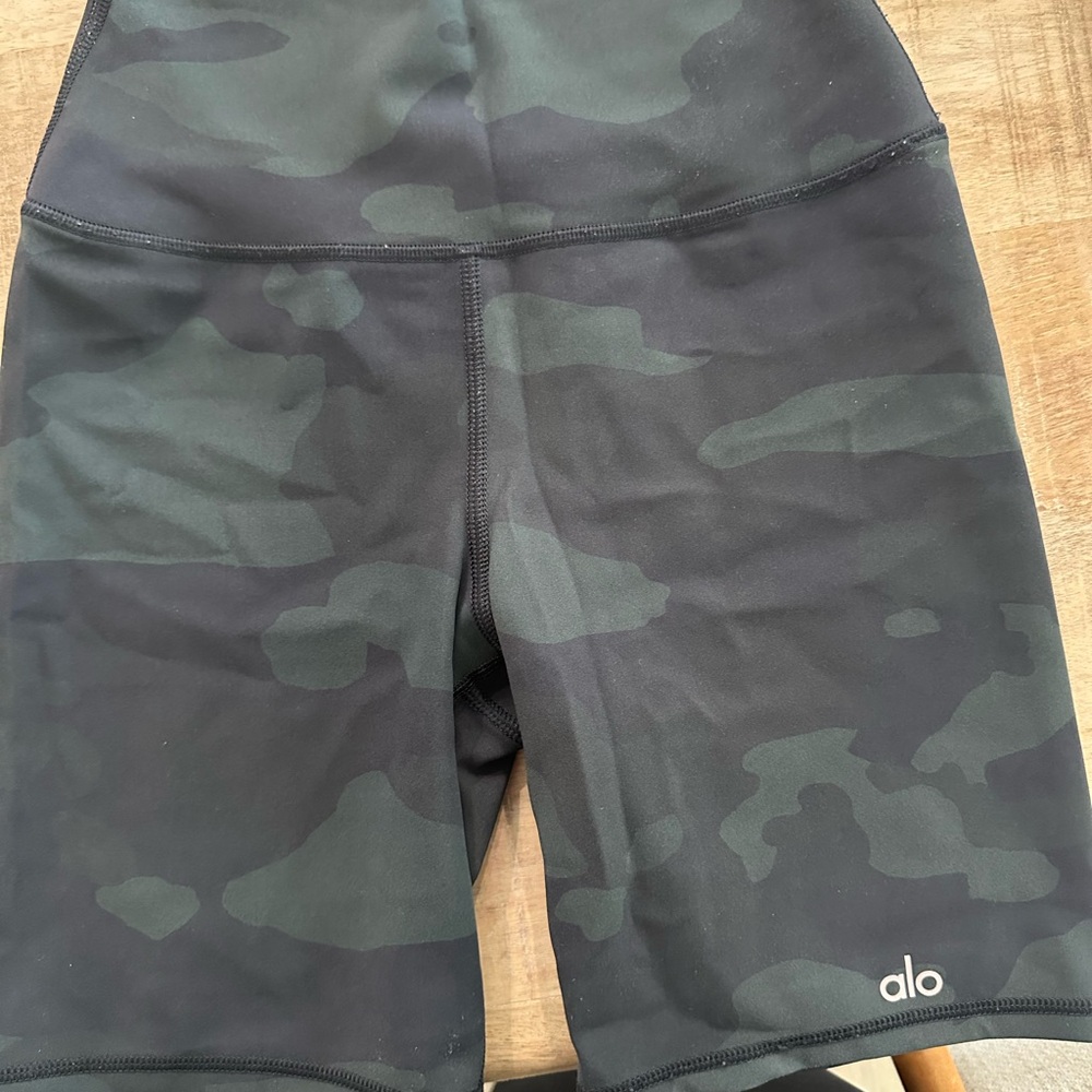 ALO Yoga AIRLIFT Black/Green/Navy Camo bike Shorts